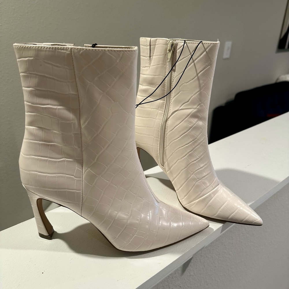 Women’s Brand New Express Ivory Bootie NWT